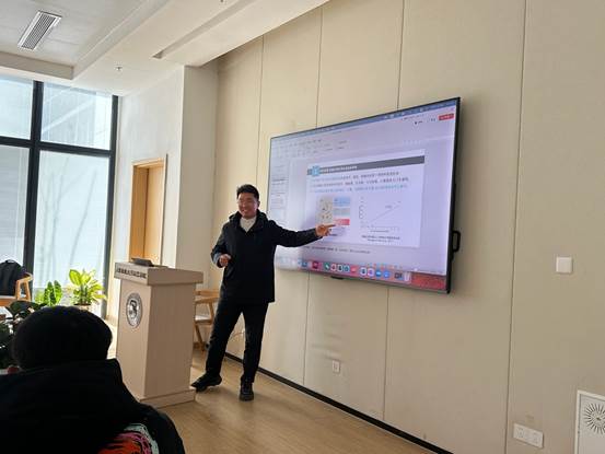 人站在电视前玩游戏描述已自动生成